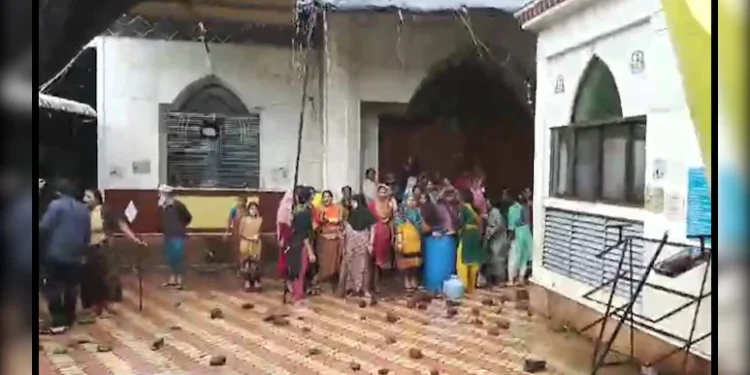 विशाळगडावर दगडफेकीची घटना, संभाजीराजे छत्रपती पोहोचण्याआधीच तणाव