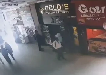 पाठीत बॅग, हातात बंदूक, चंद्रपुरात मनसे पदाधिकाऱ्यावर गोळीबार, गुन्ह्याचा थरार कॅमेऱ्यात कैद