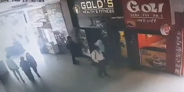 पाठीत बॅग, हातात बंदूक, चंद्रपुरात मनसे पदाधिकाऱ्यावर गोळीबार, गुन्ह्याचा थरार कॅमेऱ्यात कैद