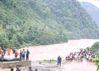 नेपाळमध्ये 2 बसवर दरड कोसळली, बस गेल्या नदीत वाहून, 60 जण बेपत्ता