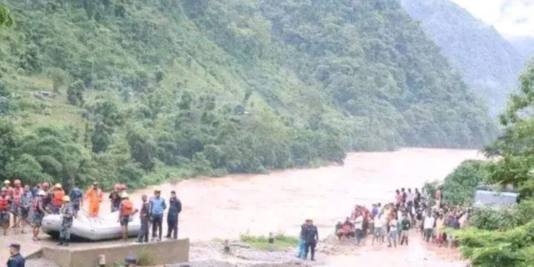 नेपाळमध्ये 2 बसवर दरड कोसळली, बस गेल्या नदीत वाहून, 60 जण बेपत्ता