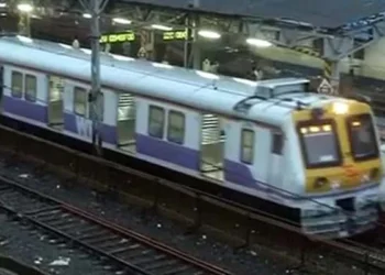 मुंबईतील 8 रेल्वे स्टेशनची नावे बदलणार, विधानपरिषदेत ठराव मंजूर