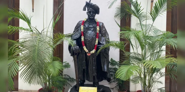 दिल्लीतील शाहू महाराजांचा पुतळा बदलण्याची मागणी का सुरु झाली आहे?