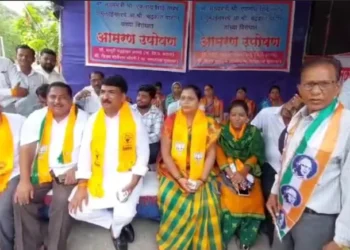 Jalgaon Politics : जळगावमध्ये भाजप नेत्याच्या उपोषणाला ठाकरे गटाच्या नेत्याचा पाठिंबा, राजकीय चर्चांना उधाण