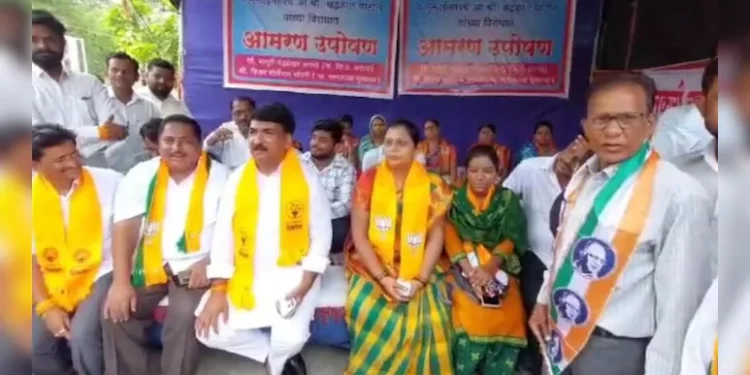 Jalgaon Politics : जळगावमध्ये भाजप नेत्याच्या उपोषणाला ठाकरे गटाच्या नेत्याचा पाठिंबा, राजकीय चर्चांना उधाण