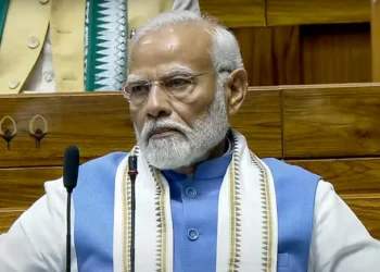 भाषण सुरु असतानाच बसले मोदी, राहुल गांधींवर भडकले अध्यक्ष! नेमकं काय झालं?