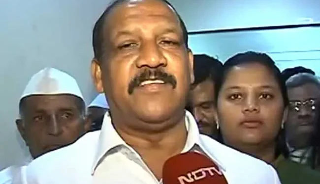 ‘पालकमंत्री बेपत्ता’ पवारांचा कार्यकर्त्या थेट पोलिसात गेला, पुढे काय झालं?